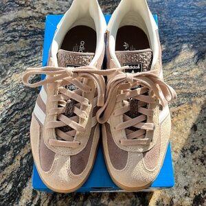 Adidas gazelle Earth Strata / Cloud White / Magic Beige size mens 6/ women 7